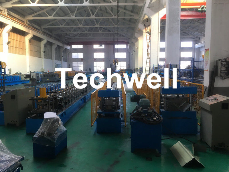 Petit pain de chapeau de Ridge galvanisé par acier formant la machine avec la coupe hydraulique pour faire des panneaux de toit