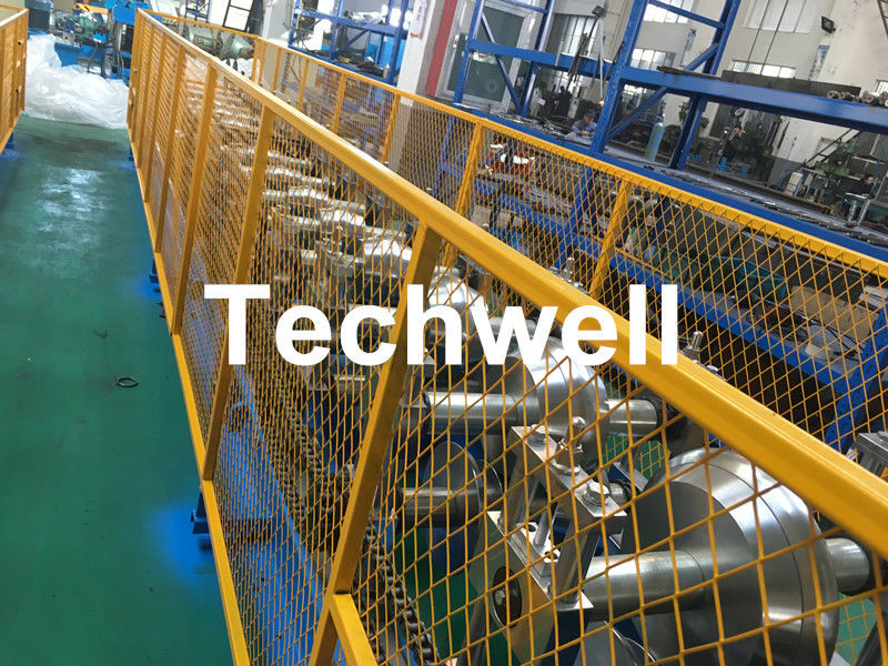 Petit pain de chapeau de Ridge galvanisé par acier formant la machine avec la coupe hydraulique pour faire des panneaux de toit