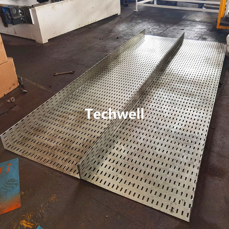 50-600 ligne perforée ajustement automatique de Tray Roll Forming Machine Production de câble de taille